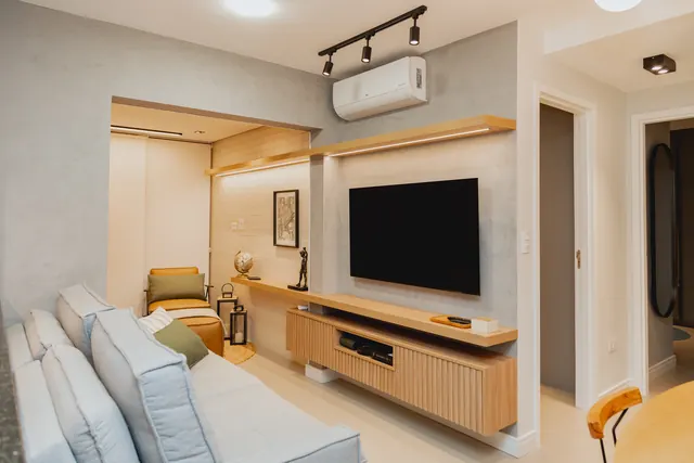 Sala com painel de TV ripado e rack suspenso