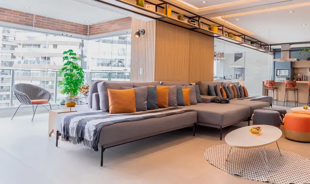 Living com estante metálica, painel ripado e iluminação indireta